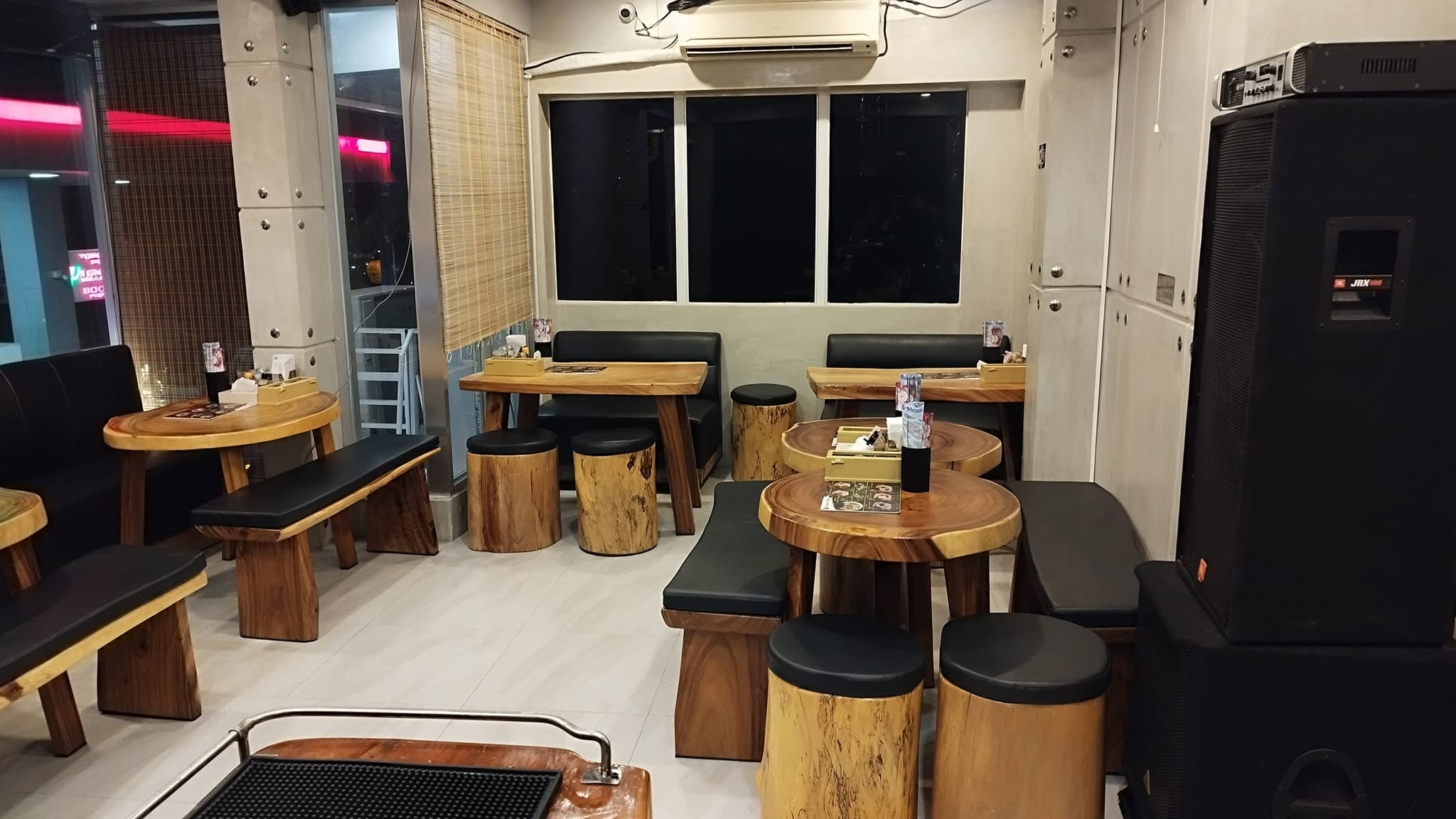 A wide venue view at Daitoku Ramen